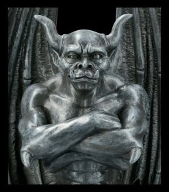 Gargoyle Figur - Der Beschützer -Modell Und Figurengeschäft 2D FS21625 Gargoyle Figur Sitzend mit verschraenkten Armen 5 1280x1280