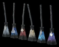 Hexenbesen 6er Set - Positive Energie -Modell Und Figurengeschäft 2D FS23188 Hexenbesen 6er Set Positive Energie 7 1280x1280