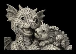 Gartenfigur - Drachen Baby Liegt Auf Mamas Bauch -Modell Und Figurengeschäft 2D FS24287 Gartenfigur Drachen Baby liegend auf Mamas Bauch 7 1280x1280