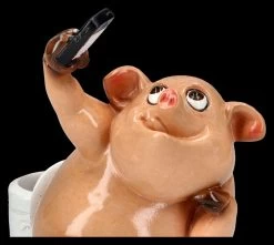 Lustige Schweine Figur - Selfie Am Klo -Modell Und Figurengeschäft 2D FS25945 Lustige Schweine Figur Selfie am Klo 2 1280x1280