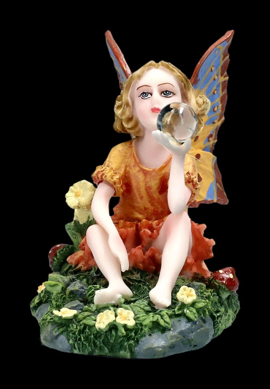 Kleine Elfen Figur Sitzt In Blumenwiese 3 Kleine Elfen Figur Sitzt In Blumenwiese – Bild 3