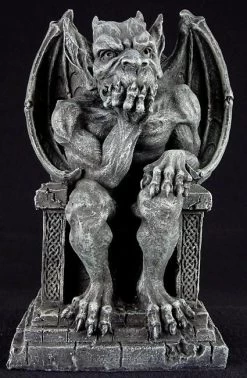 Gargoyle Figur Auf Thron