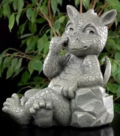 Gartenfigur - Drache Bohrt In Der Nase