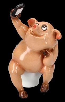Lustige Schweine Figur - Selfie Am Klo -Modell Und Figurengeschäft FS25945 Lustige Schweine Figur Selfie am Klo 2 1280x1280