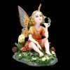 Kleine Elfen Figur Sitzt In Blumenwiese