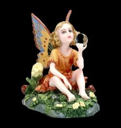 Kleine Elfen Figur Sitzt In Blumenwiese