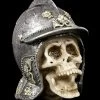 Kleiner Totenkopf Im Ritterhelm