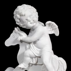 Weiße Cherub Figur Auf Schaukelpferd -Modell Und Figurengeschäft Weisse Cherub Figur Auf Schaukelpferd 6 1280x1280